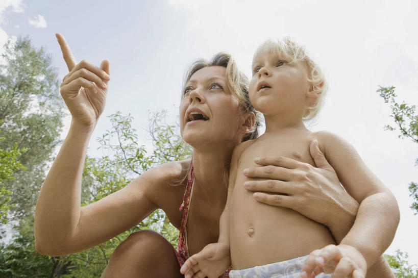 西方人,儿童,中年人,两个人,家庭,母亲,儿子,站,蹲,抱,说,横图,室外,白天,仰视,讨论,纯洁,植物,叶子,欧洲,欧洲人,指,阴影,服装,裤子,光线,影子,云,云朵,绿叶,云彩,注视,指点,树,树木,小孩,衣服,蓝色,绿色,白云,蓝天,天空,阳光,自然,天,观察,看,站着,温暖,温馨,母子,一家人,嫩叶,可爱,母爱,童年,童趣,服饰,生长,晴朗,成长,抱着,观看,和睦,察看,搂着,指向,衣着,穿着,关注,童真,烂漫,无邪,衣饰,交流,天真,男孩,女人,女性,中年女性,白种人,孩子,叶,叶片,晴空,蹲着,沟通,讲话,交谈,搂,搂抱,商讨,说话,谈话,站立,半身,彩图,低角度拍摄,融洽,男生