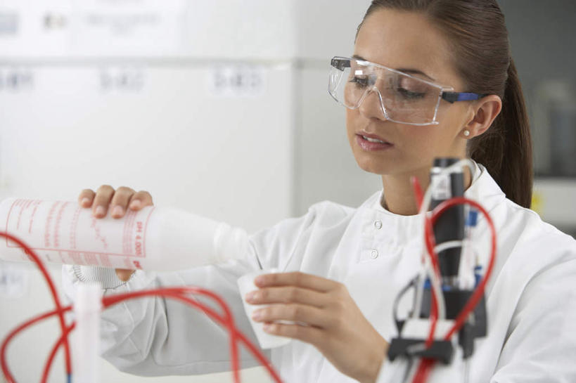 西方人,一个人,科学家,站,横图,室内,白天,正面,工作服,制服,安全,实验,仪器,杯子,欧洲,欧洲人,仅一个年轻女性,仅一个女性,仅一个人,一副,倒,握,阴影,朦胧,模糊,研究,透明,反射,分析,化学,测试,试管,眼镜,影子,墙,防护,注视,墙壁,墙面,玻璃制品,红色,白色,玻璃瓶,瓶子,塑料制品,观察,看,站着,器皿,塑料瓶,握着,观看,护目镜,保护,察看,科研人员,关注,保险,研究者,计量,科学研究者,玻璃仪器,试验耗材,实验用品,保全,周全,安稳,安定,安全防护眼镜,工作制服,平安,年轻女性,女人,女性,白种人,科学工作者,玻璃杯,站立,半身,彩图,工作套服,防护眼镜