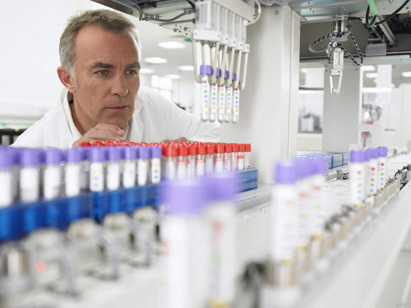 西方人,一个人,科学家,横图,室内,白天,侧面,工作服,制服,实验,仪器,杯子,欧洲,欧洲人,仅一个男性,仅一个人,仅一个中年男性,一排,许多,阴影,检查,朦胧,模糊,研究,整齐,透明,反射,分析,化学,测试,试管,影子,实验室,研究室,注视,玻璃制品,排列,玻璃瓶,瓶子,观察,看,器皿,观看,察看,科研人员,队列,关注,研究者,计量,试验室,科学研究者,玻璃仪器,试验耗材,实验用品,工作制服,男人,男性,中年男性,白种人,科学工作者,玻璃杯,半身,彩图,工作套服