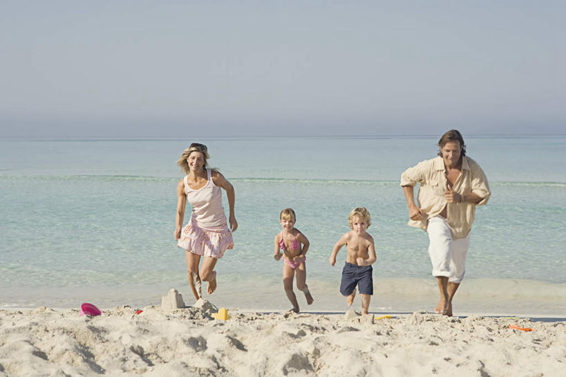 西方人,儿童,中年人,四个人,家庭,夫妻,母亲,父亲,女儿,儿子,跑,笑,微笑,露齿笑,横图,室外,白天,正面,爱情,旅游,度假,纯洁,海浪,海洋,美景,沙滩,西班牙,欧洲,欧洲人,阴影,泳裤,服装,光线,沙子,影子,海岸,景观,浪花,水平线,云,云朵,辽阔,海平线,沙地,浪漫,云彩,注视,休闲装,娱乐,裸露,小孩,衣服,蓝色,白云,蓝天,天空,阳光,自然,海水,天,观察,看,享受,休闲,广阔,温暖,温馨,父女,父子,母女,母子,一家人,休闲服,景色,恩爱,放松,父爱,可爱,母爱,童年,童趣,恋人,服饰,晴朗,观看,一望无际,和睦,察看,关注,南欧,自然风光,裸,海景,童真,烂漫,无邪,马略卡岛,西班牙王国,无边无际,一马平川,巴利阿里群岛,马略卡,天真,男孩,男人,男性,女孩,女人,女性,中年男性,中年女性,白种人,孩子,夫妇,情侣,大海,风浪,海,海水的波动,海滩,近岸浪,涌浪,晴空,跑步,彩图,全身,伴侣,融洽,水天相接,水天一线,男生,女生