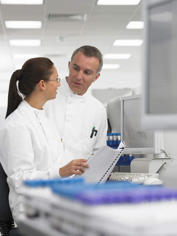 西方人,两个人,同事,科学家,站,说,竖图,室内,白天,正面,工作服,制服,讨论,成功,合作,团队,集体,信心,实验,研发,天花板,照明,欧洲,欧洲人,阴影,朦胧,模糊,研究,反射,科学,材料,档案,文件,眼镜,影子,办公桌,实验室,研究室,灯光,注视,队伍,顶灯,相视,灯,资料,灯具,观察,看,站着,面对面,观看,对视,照亮,科研,察看,领导,互视,科研人员,照明设备,成就,关注,文档,化验,相对,研究者,检验,合伙,领袖,近视眼镜,研究所,科学研究者,相看,化验室,检验室,工作制服,交流,男人,男性,女人,女性,中年男性,中年女性,白种人,科学工作者,沟通,讲话,交谈,商讨,说话,谈话,站立,半身,彩图,工作套服