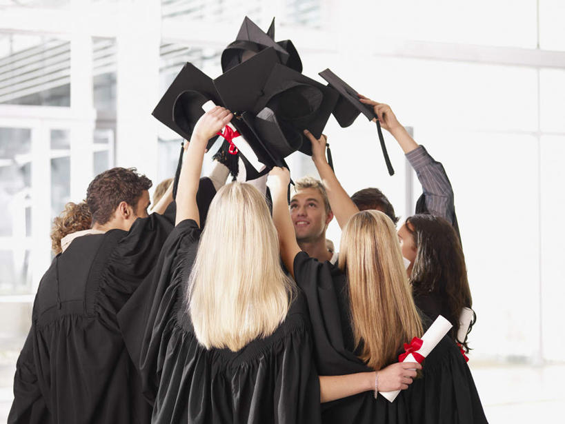 西方人,背部,伙伴,朋友,学生,学校,站,举,笑,微笑,露齿笑,横图,室内,白天,正面,友谊,窗户,欧洲,非洲,黑人,欧洲人,阴影,欢呼,反射,丝绸,丝带,文凭,影子,墙,缎带,许多人,校园,玻璃窗,墙壁,墙面,绸带,托,站着,一群人,教室,同学,流苏,喝彩,证书,学士帽,校友,毕业,学士服,学位证,学位证书,同窗,学友,垂布,学士袍,友情,男人,男性,年轻男性,年轻女性,女人,女性,白种人,非洲人,举起,举手,举着,向上举,向上伸,向上托,站立,半身,彩图