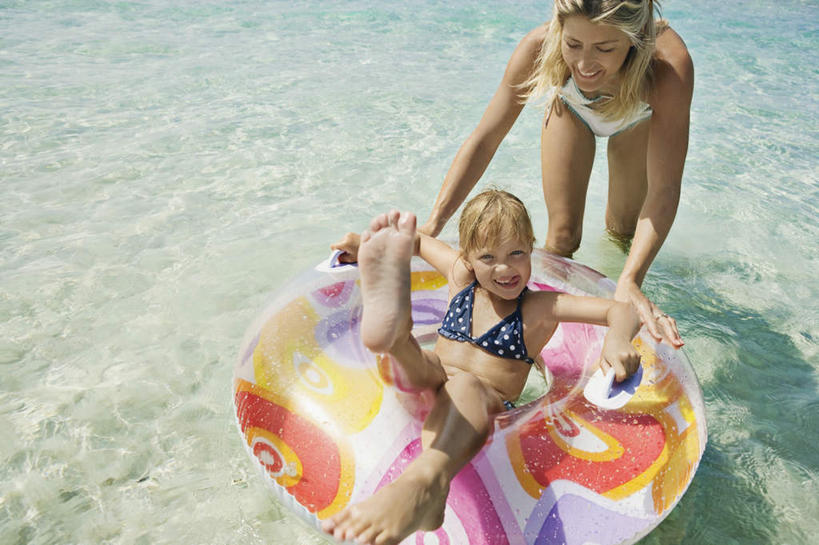 游泳,西方人,儿童,腿部,脚,脚趾,脚趾甲,腿,两个人,家庭,母亲,女儿,站,躺,举,推,笑,微笑,露齿笑,横图,俯视,室外,白天,泳装,比基尼,纯洁,海浪,海洋,沙滩,欧洲,欧洲人,阴影,光线,救生圈,沙子,影子,塑料,海岸,浪花,沙地,注视,光脚,一个,小孩,阳光,海水,塑料制品,游泳圈,观察,看,托,站着,温暖,温馨,母女,一家人,赤脚,可爱,母爱,童年,童趣,充气,单个,观看,和睦,察看,救生,关注,海景,童真,烂漫,无邪,泅水,卧着,天真,年轻女性,女孩,女人,女性,白种人,孩子,年轻人,脚指甲,大海,风浪,海,海水的波动,海滩,近岸浪,涌浪,举起,举手,举着,躺着,卧,向上举,向上伸,向上托,站立,半身,彩图,高角度拍摄,三点式,泳衣,融洽,女生