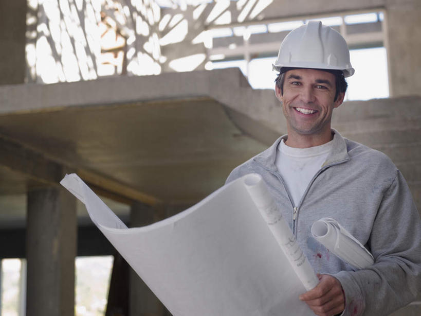 西方人,一个人,工程师,建筑工人,建筑师,站,笑,微笑,露齿笑,横图,室内,白天,正面,工作服,制服,植物,帽子,欧洲,欧洲人,仅一个男性,仅一个人,仅一个中年男性,握,阴影,朦胧,模糊,反射,头盔,图纸,影子,墙,枝条,设计图,注视,墙壁,墙面,树,树木,树枝,白色,安全帽,建筑工地,观察,看,站着,握着,观看,一份,察看,关注,工程图,草图,蓝图,一顶,地盘,建筑地盘,施工地盘,工作制服,虬枝,枝杈,男人,男性,中年男性,白种人,设计,技师,建筑工,建筑设计师,站立,半身,彩图,工作套服,工地