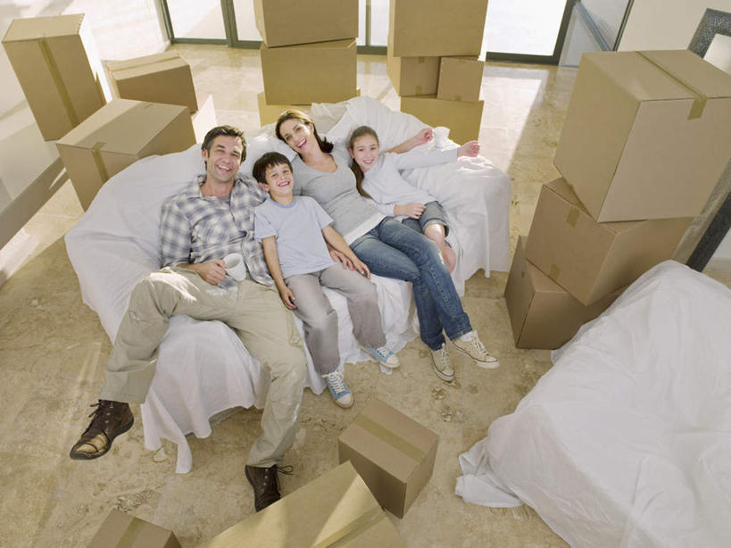 西方人,儿童,四个人,家庭,夫妻,母亲,父亲,女儿,儿子,客厅,躺,笑,微笑,横图,俯视,室内,白天,爱情,纯洁,窗户,地板,落地窗,沙发,杯子,欧洲,欧洲人,一堆,许多,握,阴影,堆叠,堆积,服装,反射,包装,瓷器,影子,纸箱,咖啡杯,陶瓷制品,地面,浪漫,注视,休闲装,木地板,玻璃窗,小孩,衣服,容器,箱子,观察,看,靠,靠着,休闲,温暖,温馨,父女,父子,母女,母子,一家人,休闲服,恩爱,父爱,可爱,母爱,童年,童趣,握着,恋人,服饰,观看,堆,搬家,和睦,察看,迁移,起居室,关注,纸板箱,瓷杯,布艺沙发,童真,烂漫,无邪,包装箱,迁居,乔迁,搬迁,客堂,卧着,天真,男孩,男人,男性,年轻男性,年轻女性,女孩,女人,女性,白种人,孩子,年轻人,夫妇,情侣,躺着,卧,彩图,高角度拍摄,全身,伴侣,融洽,男生,女生