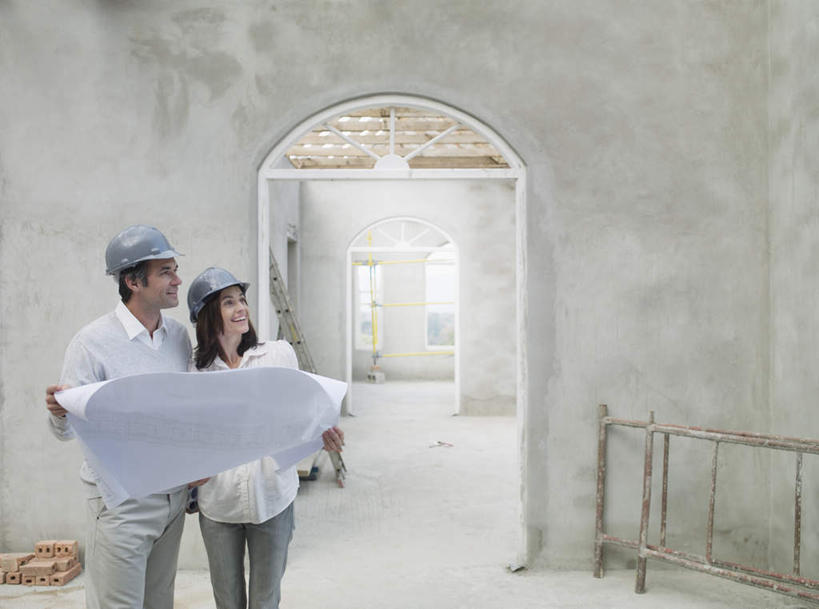 西方人,两个人,站,横图,室内,白天,正面,爱情,门,帽子,欧洲,欧洲人,两顶,握,阴影,服装,反射,头盔,图纸,影子,墙,设计图,浪漫,注视,休闲装,墙壁,墙面,衣服,安全帽,门框,建筑工地,观察,看,站着,休闲,温暖,温馨,休闲服,恩爱,握着,恋人,服饰,观看,和睦,察看,关注,工程图,草图,蓝图,地盘,建筑地盘,施工地盘,男人,男性,年轻男性,年轻女性,女人,女性,白种人,情侣,设计,抬头,仰头,站立,半身,彩图,工地,伴侣,融洽