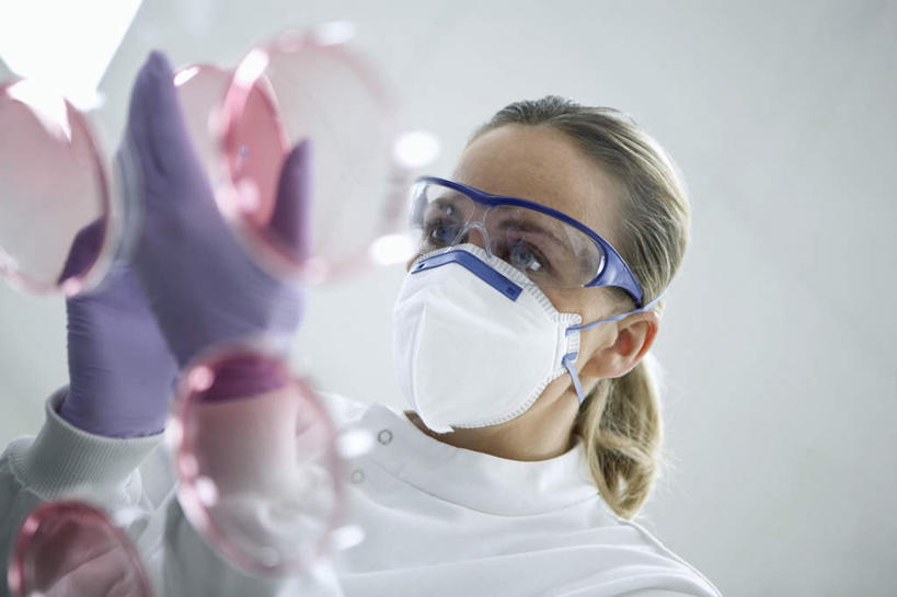 西方人,手,一个人,科学家,捧,横图,室内,白天,仰视,工作服,制服,安全,实验,仪器,桌子,欧洲,欧洲人,双手,仅一个女性,仅一个人,阴影,朦胧,模糊,研究,反射,分离,分析,化学,测试,培养皿,眼镜,影子,墙,实验室,研究室,防护,过滤,分开,注视,墙壁,墙面,粉色,口罩,观察,看,仅一个中年女性,手部,隔断,器皿,生物,遮掩,观看,护目镜,保护,隔离,察看,卫生,掩盖,遮挡,科研人员,关注,净化,间隔,保险,研究者,预防,试验室,遮盖,皮氏培养皿,防尘,科学研究者,试验耗材,实验用品,化学器材,保全,周全,安稳,安定,掩饰,断绝,隔开,屏蔽,屏绝,远离,中断,阻遏,阻隔,安全防护眼镜,工作制服,平安,女人,女性,中年女性,白种人,科学工作者,端,端着,捧着,手捧,半身,彩图,低角度拍摄,工作套服,防护眼镜