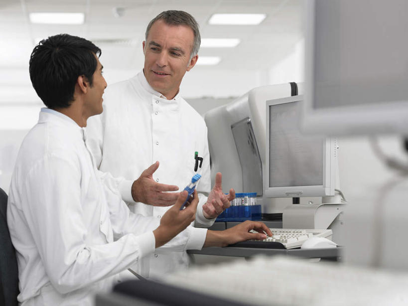 西方人,两个人,同事,科学家,站,说,横图,室内,白天,正面,工作服,制服,讨论,成功,合作,团队,集体,信心,电脑,显示器,鼠标,键盘,天花板,照明,欧洲,欧洲人,亚洲,阴影,反射,网络,影子,办公桌,实验室,研究室,灯光,输入设备,通讯设备,队伍,顶灯,相视,灯,灯具,站着,面对面,台式电脑,对视,照亮,领导,互视,科研人员,照明设备,成就,通信设备,相对,研究者,合伙,领袖,输出设备,试验室,科学研究者,相看,工作制服,交流,男人,男性,年轻男性,中年男性,白种人,亚洲人,印度人,科学工作者,沟通,讲话,交谈,商讨,说话,谈话,站立,半身,彩图,工作套服