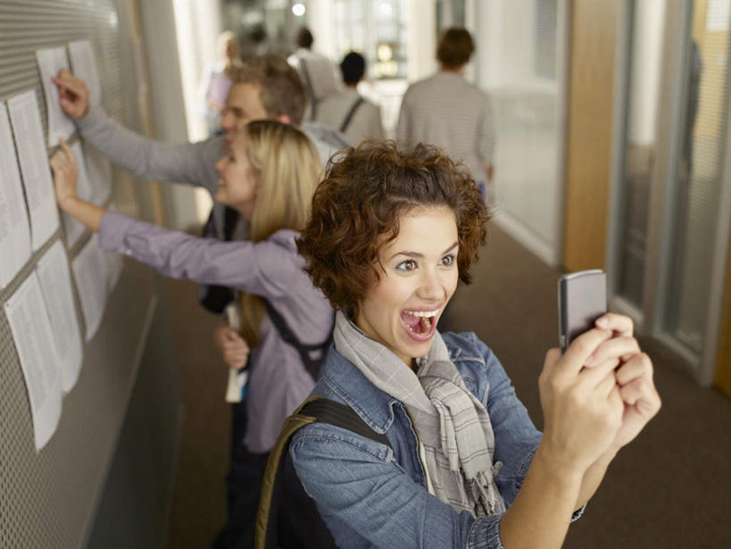 西方人,伙伴,朋友,学校,站,举,笑,打电话,大笑,横图,俯视,室内,白天,兴奋,友谊,电话,手机,欧洲,欧洲人,指,阴影,服装,朦胧,模糊,装饰,反射,包,材料,档案,书包,文件,影子,墙,许多人,注视,指点,休闲装,通讯设备,校园,墙壁,墙面,衣服,背包,围巾,资料,观察,看,托,站着,张嘴,一群人,休闲,教室,温暖,同学,休闲服,服饰,围脖,观看,保暖,华丽,点缀,察看,指向,御寒,校友,关注,文档,张大嘴巴,一部,哈哈大笑,衬托,美观,雅致,雅观,同窗,学友,交流,友情,男人,男性,年轻男性,年轻女性,女人,女性,白种人,张开嘴,沟通,举起,举手,举着,通话,向上举,向上伸,向上托,站立,半身,彩图,高角度拍摄,高兴,狂笑,双肩包