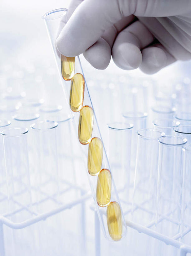 西方人,手,一个人,科学家,竖图,俯视,室内,特写,白天,安全,实验,研发,欧洲,欧洲人,仅一个男性,仅一个人,仅一个中年男性,一排,许多,握,阴影,朦胧,模糊,研究,整齐,反射,科学,药剂,影子,实验室,研究室,防护,胶囊,排列,手套,药品,手部,金色,橡胶,治疗,握着,保护,单手,药物,科研,医疗,科研人员,队列,化验,保险,研究者,橡胶手套,预防,检验,研究所,橡胶制品,科学研究者,化验室,检验室,医用手套,平安,男人,男性,中年男性,白种人,科学工作者,半身,彩图,高角度拍摄