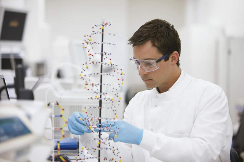 西方人,一个人,科学家,坐,横图,室内,白天,正面,工作服,制服,安全,电脑,显示器,鼠标,键盘,欧洲,欧洲人,仅一个男性,仅一个人,仅一个中年男性,握,阴影,朦胧,模糊,反射,科学,网络,基因,眼镜,影子,墙,防护,注视,输入设备,通讯设备,墙壁,墙面,蓝色,白色,模型,手套,观察,看,橡胶,台式电脑,生物,握着,遗传,观看,护目镜,保护,察看,脱氧核糖核酸,科研人员,关注,保险,通信设备,研究者,橡胶手套,橡胶制品,输出设备,科学研究者,医用手套,保全,周全,安稳,安定,安全防护眼镜,DNA分子,去氧核糖核酸,遗传信息,遗传因子,遗传学,工作制服,平安,男人,男性,中年男性,白种人,科学工作者,坐着,半身,彩图,工作套服,防护眼镜