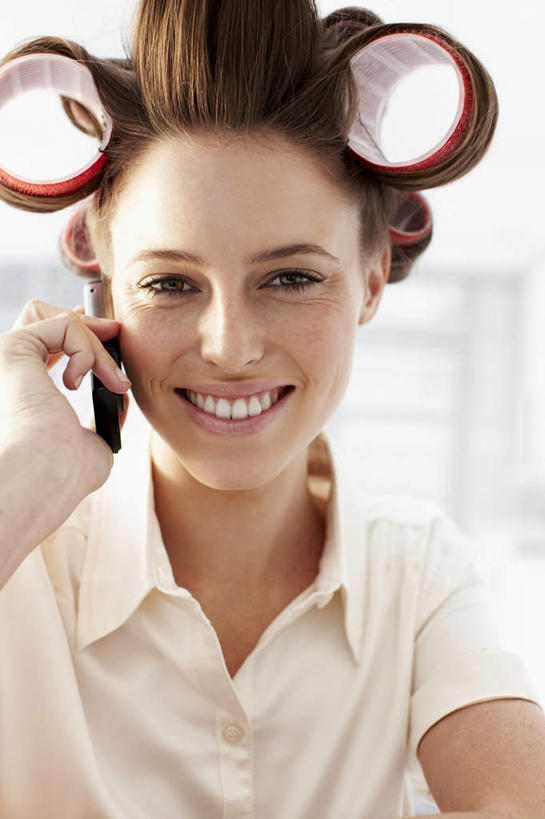 西方人,脸,头,脸颊,手,一个人,打电话,竖图,室内,特写,白天,正面,电话,手机,欧洲,欧洲人,仅一个年轻女性,仅一个女性,仅一个人,握,阴影,服装,反射,影子,墙,注视,休闲装,通讯设备,肩膀,墙壁,墙面,两个,衣服,白色,观察,看,休闲,手部,休闲服,握着,服饰,观看,卷发棒,卷发器,单手,察看,关注,烫发器,一部,塑料卷发棒,交流,年轻女性,女人,女性,白种人,头部,脸部,脸蛋,面部,沟通,通话,半身,彩图