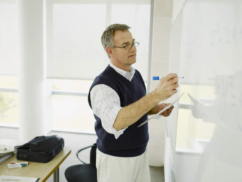 西方人,一个人,学校,站,横图,室内,白天,侧面,窗户,桌子,欧洲,欧洲人,仅一个男性,仅一个人,仅一个中年男性,一副,握,阴影,服装,反射,包,笔,材料,档案,公文包,文件,眼镜,影子,墙,办公用品,注视,休闲装,书桌,校园,水笔,玻璃窗,墙壁,墙面,文具,衣服,白板,课桌,学习用品,资料,观察,看,站着,休闲,教室,休闲服,握着,服饰,公事包,观看,文具用品,察看,书写,关注,文档,记录板,近视眼镜,记事板,誊写,男人,男性,中年男性,白种人,老师,站立,半身,彩图