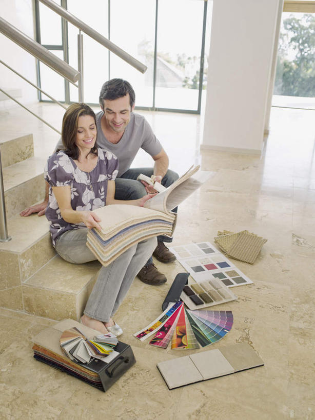 西方人,两个人,家庭,夫妻,栏杆,坐,笑,微笑,露齿笑,竖图,室内,白天,正面,爱情,地板,楼梯,书籍,欧洲,欧洲人,许多,握,阴影,服装,反射,扶手,影子,阶梯,墙,地面,浪漫,系统,注视,休闲装,护栏,木地板,墙壁,墙面,台阶,衣服,白色,容器,观察,看,休闲,温暖,温馨,一家人,休闲服,比较,恩爱,色彩,颜色,搭,握着,恋人,服饰,对比,观看,储藏,色阶卡,色卡,颜色卡,色板,和睦,察看,储存,搭着,关注,选择,标准,比色卡,色标卡,男人,男性,女人,女性,中年男性,中年女性,白种人,夫妇,情侣,书,图书,坐着,彩图,全身,伴侣,融洽,贮存