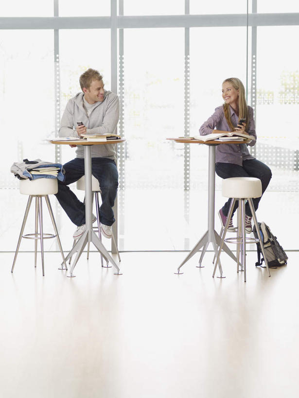 西方人,两个人,伙伴,朋友,学校,坐,笑,打电话,微笑,露齿笑,竖图,室内,白天,正面,友谊,窗户,落地窗,桌子,电话,手机,书籍,欧洲,欧洲人,握,阴影,服装,反射,包,书包,影子,注视,休闲装,通讯设备,书桌,校园,玻璃窗,衣服,背包,课桌,观察,看,休闲,教室,同学,休闲服,握着,服饰,观看,察看,校友,关注,同窗,学友,交流,友情,男人,男性,年轻男性,年轻女性,女人,女性,白种人,书,图书,沟通,通话,坐着,彩图,全身,双肩包