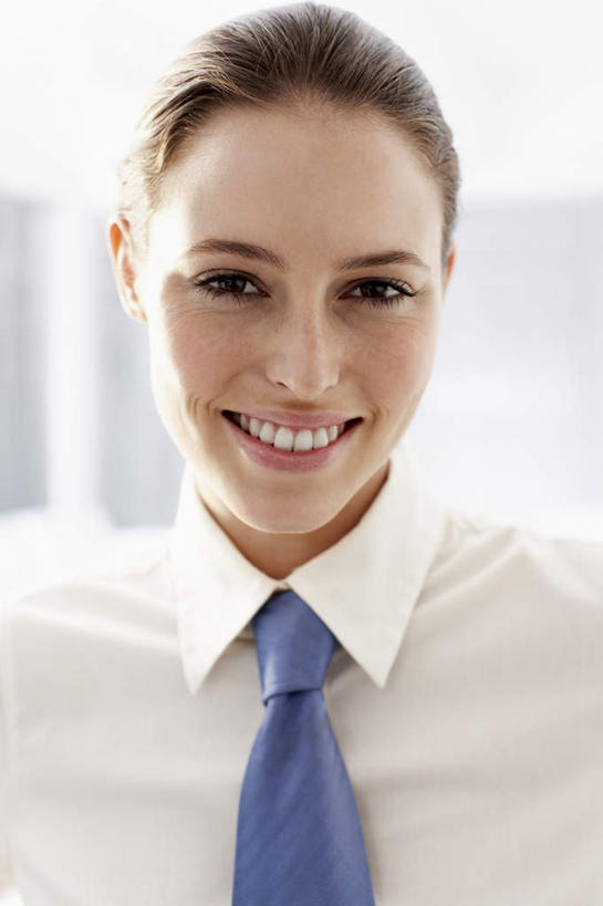 西方人,脸,头,脸颊,头发,一个人,商务人士,商务女性,笑,微笑,露齿笑,竖图,室内,特写,白天,正面,欧洲,欧洲人,仅一个年轻女性,仅一个女性,仅一个人,阴影,套装,朦胧,模糊,反射,影子,墙,棕色,注视,肩膀,墙壁,墙面,白色,观察,看,观看,察看,关注,商务装,工薪阶层,年轻女性,女人,女性,白种人,头部,长发,直发,脸部,脸蛋,面部,白领,上班族,半身,彩图