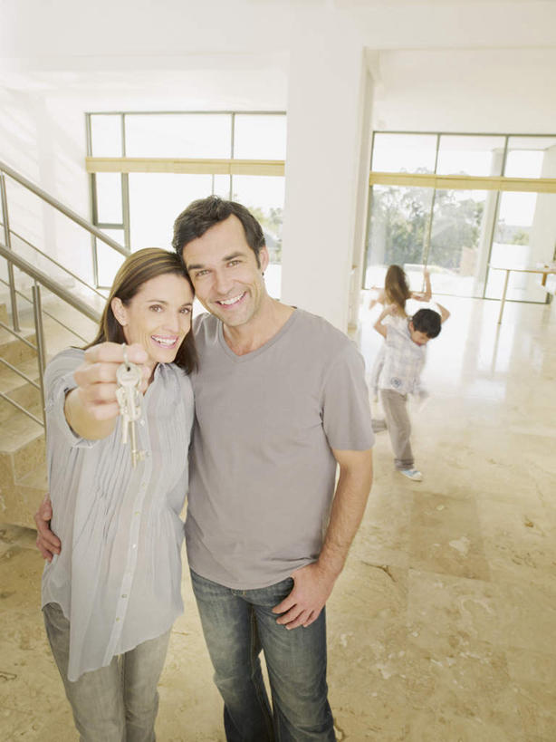 西方人,儿童,中年人,四个人,家庭,夫妻,母亲,父亲,女儿,儿子,客厅,栏杆,站,举,笑,微笑,露齿笑,竖图,室内,白天,正面,爱情,纯洁,安全,窗户,地板,楼梯,落地窗,欧洲,欧洲人,阴影,服装,反射,扶手,影子,阶梯,墙,防护,钥匙,地面,浪漫,注视,休闲装,护栏,木地板,玻璃窗,墙壁,墙面,台阶,小孩,衣服,白色,观察,看,托,站着,休闲,温暖,温馨,父女,父子,母女,母子,一家人,休闲服,恩爱,父爱,可爱,母爱,童年,童趣,恋人,服饰,观看,保护,和睦,察看,起居室,开启,封闭,关注,保险,私密,童真,烂漫,无邪,保全,周全,安稳,安定,防盗,客堂,平安,天真,男孩,男人,男性,女孩,女人,女性,中年男性,中年女性,白种人,孩子,夫妇,情侣,举起,举手,举着,向上举,向上伸,向上托,站立,半身,彩图,伴侣,融洽,男生,女生