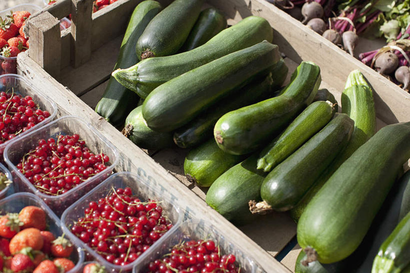 无人,菜场,横图,俯视,室外,特写,白天,购物,消费,草莓,浆果,蔬菜,西红柿,水果,一堆,许多,阴影,堆叠,堆积,新鲜,光线,影子,灯笼果,生食,食品,果实,西葫芦,集市,市场,蔬果,食物,红色,阳光,白瓜,金融,有机食品,绿色食品,堆,选购,贸易,红醋栗,茭瓜,菜市,洋莓,水果皇后,红莓,地莓,醋栗,番茄,彩图,高角度拍摄,菜市场