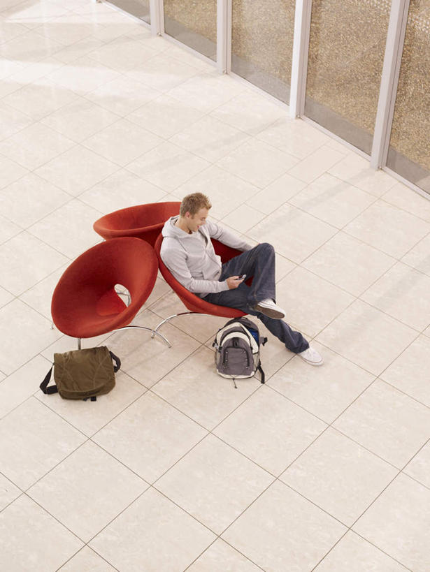 西方人,一个人,学校,坐,打电话,竖图,俯视,室内,白天,窗户,地板,落地窗,电话,手机,椅子,欧洲,欧洲人,仅一个男性,仅一个人,握,阴影,服装,反射,包,书包,影子,二郎腿,注视,休闲装,通讯设备,校园,玻璃窗,仅一个年轻男性,衣服,红色,背包,低头,观察,看,休闲,教室,休闲服,握着,服饰,观看,察看,关注,一部,交流,男人,男性,年轻男性,白种人,沟通,通话,坐着,彩图,高角度拍摄,全身,双肩包