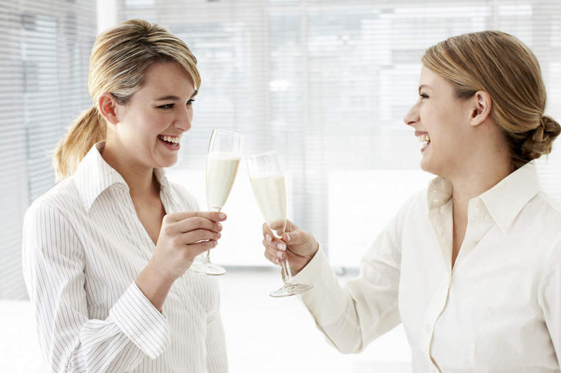 葡萄酒,西方人,两个人,同事,商务人士,商务女性,站,笑,微笑,露齿笑,横图,室内,白天,正面,奢侈,快乐,成功,合作,团队,集体,信心,窗户,杯子,欧洲,欧洲人,阴影,套装,朦胧,模糊,庆祝,反射,高脚杯,影子,浪漫,队伍,玻璃窗,相视,玻璃制品,酒,饮料,两个,酒杯,香槟,干杯,碰杯,站着,面对面,交际,友好,诱惑,对视,庆贺,领导,互视,成就,礼仪,相对,商务装,敬酒,合伙,领袖,工薪阶层,香槟杯,相看,劝酒,气泡酒,起泡酒,汽酒,年轻女性,女人,女性,白种人,白领,上班族,玻璃杯,站立,半身,彩图,高兴,欢笑