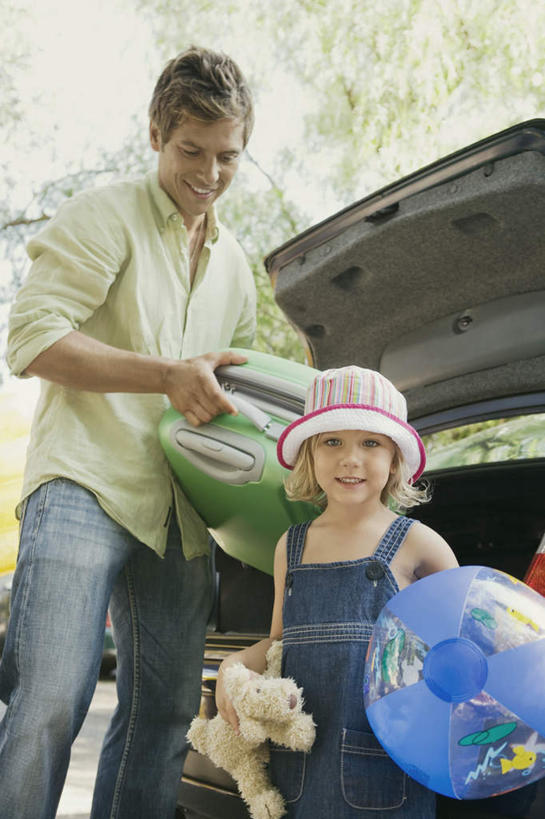 西方人,儿童,中年人,两个人,家庭,父亲,女儿,站,笑,微笑,露齿笑,竖图,室外,白天,仰视,游戏,纯洁,植物,汽车,玩具,欧洲,欧洲人,一辆,握,阴影,服装,光线,影子,玩,注视,休闲装,娱乐,车,球,树,树木,小孩,衣服,绿色,阳光,自然,交通工具,轿车,观察,看,站着,休闲,温暖,温馨,父女,一家人,休闲服,父爱,可爱,童年,童趣,益智,握着,服饰,生长,成长,观看,活动,和睦,察看,发泄,关注,消遣,智力,载具,童真,烂漫,无邪,宣泄,天真,男人,男性,女孩,中年男性,白种人,孩子,玩耍,嬉戏,站立,半身,彩图,低角度拍摄,融洽,女生