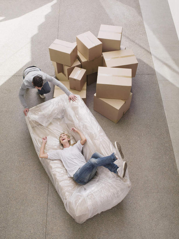 西方人,两个人,客厅,站,躺,拉,竖图,俯视,室内,白天,爱情,沙发,袋子,欧洲,欧洲人,一堆,许多,阴影,堆叠,堆积,服装,反射,包装,影子,纸箱,塑料,浪漫,注视,休闲装,衣服,容器,塑料制品,箱子,观察,看,站着,休闲,温暖,温馨,休闲服,恩爱,恋人,服饰,观看,堆,搬家,和睦,察看,迁移,起居室,关注,纸板箱,布艺沙发,塑封,包装箱,迁居,乔迁,搬迁,客堂,卧着,男人,男性,年轻男性,年轻女性,女人,女性,白种人,情侣,躺着,卧,站立,彩图,高角度拍摄,全身,伴侣,融洽,密封袋,塑封袋