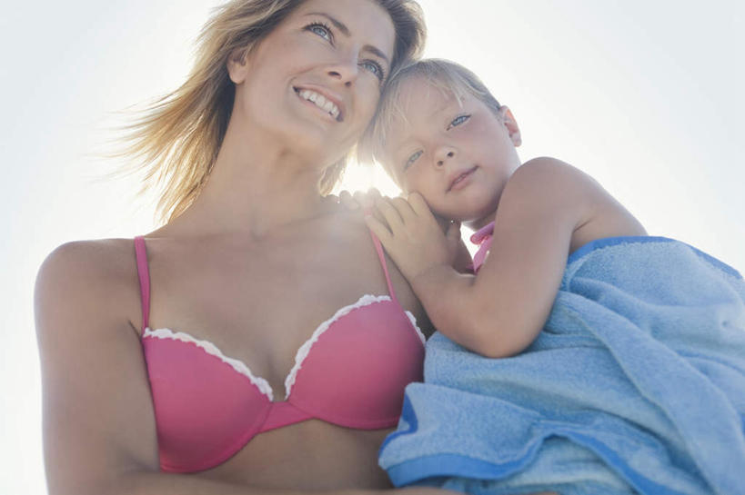 西方人,儿童,中年人,两个人,家庭,母亲,儿子,坐,笑,微笑,露齿笑,横图,室外,白天,仰视,泳装,比基尼,纯洁,欧洲,欧洲人,阴影,光线,纺织物,影子,注视,小孩,蓝色,蓝天,天空,阳光,毛巾,天,观察,看,清洁,温暖,温馨,母子,一家人,可爱,母爱,童年,童趣,搭,晴朗,观看,保暖,和睦,察看,搭着,关注,童真,透气,烂漫,无邪,防水,万里无云,储水,耐磨,吸水,天真,男孩,女人,女性,中年女性,白种人,孩子,晴空,晴空万里,坐着,半身,彩图,低角度拍摄,三点式,泳衣,融洽,男生