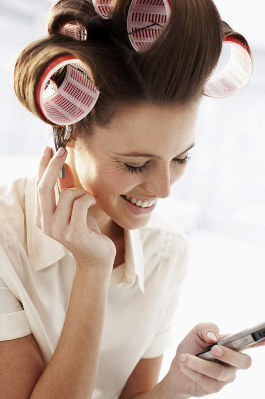 西方人,一个人,商务人士,商务女性,站,笑,说,打电话,微笑,露齿笑,竖图,室内,白天,正面,讨论,电话,手机,欧洲,欧洲人,仅一个年轻女性,仅一个女性,仅一个人,握,套装,朦胧,模糊,拿,拿着,注视,通讯设备,观察,看,站着,握着,观看,卷发棒,卷发器,察看,关注,商务装,烫发器,工薪阶层,一部,交流,年轻女性,女人,女性,白种人,白领,上班族,沟通,讲话,交谈,商讨,说话,谈话,通话,站立,半身,彩图