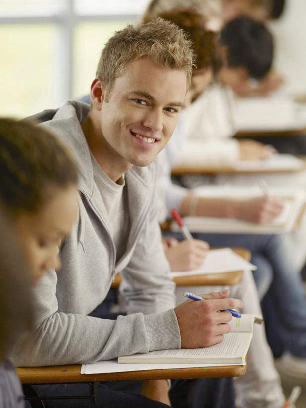 西方人,伙伴,朋友,坐,笑,微笑,露齿笑,竖图,室内,白天,侧面,友谊,窗户,桌子,书籍,欧洲,欧洲人,握,服装,朦胧,模糊,笔,墙,办公用品,记事本,许多人,拿,拿着,扭头,注视,休闲装,书桌,水笔,玻璃窗,墙壁,墙面,文具,衣服,本子,笔记本,课桌,学习用品,观察,看,转头,一群人,休闲,教室,同学,休闲服,握着,服饰,观看,文具用品,察看,课堂,校友,关注,同窗,学友,友情,男人,男性,年轻男性,年轻女性,女人,女性,白种人,书,图书,坐着,半身,彩图