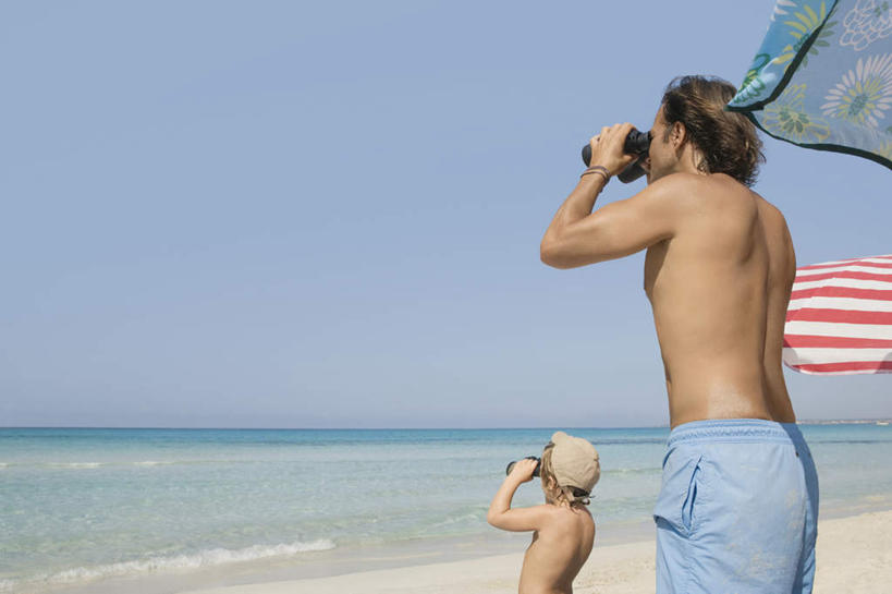 西方人,儿童,中年人,两个人,家庭,父亲,儿子,站,横图,室外,白天,侧面,纯洁,仪器,科技,海浪,海洋,沙滩,欧洲,欧洲人,眺望,握,裤子,检查,研究,装饰,反射,分析,科学,沙子,丝巾,望远镜,海岸,浪花,水平线,辽阔,海平线,沙地,拿,拿着,注视,牛仔裤,裸露,小孩,蓝色,蓝天,天空,海水,天,观察,看,站着,广阔,温暖,温馨,父子,一家人,父爱,可爱,清晰,探索,童年,童趣,握着,放大,晴朗,观看,一望无际,仔细,华丽,点缀,和睦,科研,察看,科学技术,瞭望,聚焦,关注,裸,海景,童真,烂漫,无邪,远视镜,瞭望镜,万里无云,光学,清楚,衬托,美观,雅致,雅观,双筒镜,双筒望远镜,无边无际,一马平川,天真,男孩,男人,男性,中年男性,白种人,孩子,大海,风浪,海,海水的波动,海滩,近岸浪,涌浪,晴空,晴空万里,站立,半身,彩图,融洽,水天相接,水天一线,光学仪器,千里镜,男生