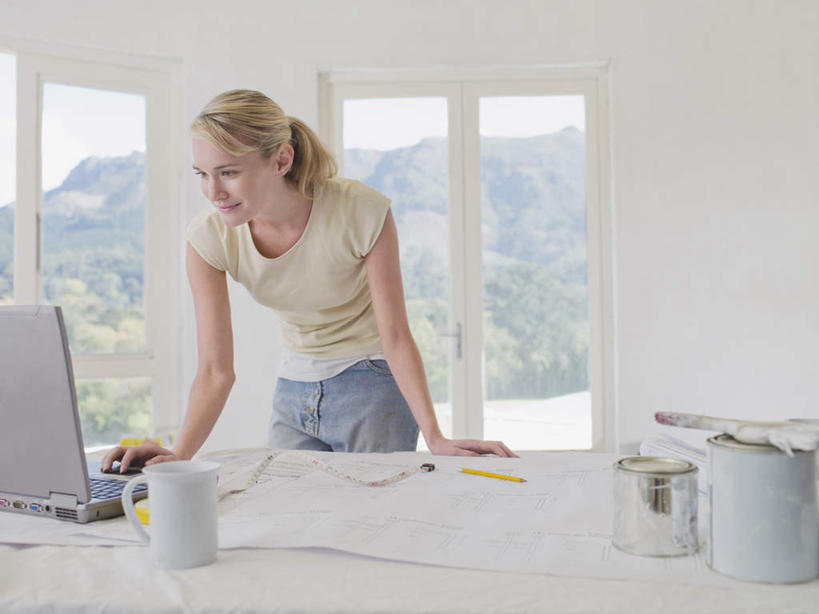 西方人,一个人,站,横图,室内,白天,正面,电脑,笔记本电脑,植物,窗户,杯子,欧洲,欧洲人,仅一个年轻女性,仅一个女性,仅一个人,撑,握,服装,网络,材料,瓷器,档案,图纸,文件,纸,墙,咖啡杯,设计图,陶瓷制品,拿,拿着,注视,休闲装,通讯设备,玻璃窗,墙壁,墙面,树,树木,衣服,绿色,自然,手稿,资料,观察,看,站着,休闲,休闲服,握着,服饰,生长,成长,观看,证明,察看,无线,撑着,关注,文档,瓷杯,通信设备,无线网络,工程图,草图,蓝图,无线上网,便携式电脑,手提电脑,年轻女性,女人,女性,白种人,设计,站立,半身,彩图