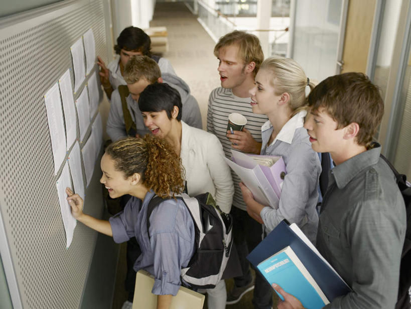 西方人,伙伴,朋友,站,笑,微笑,露齿笑,横图,俯视,室内,白天,友谊,杯子,书籍,欧洲,非洲,黑人,欧洲人,握,服装,包,材料,档案,书包,文件,纸,墙,走道,走廊,过道,记事本,许多人,拿,拿着,注视,休闲装,墙壁,墙面,衣服,背包,本子,笔记本,手稿,纸制品,资料,观察,看,站着,一群人,休闲,同学,休闲服,握着,服饰,观看,纸杯,证明,察看,校友,关注,一次性杯子,文档,同窗,学友,友情,男人,男性,年轻男性,年轻女性,女人,女性,白种人,非洲人,书,图书,站立,半身,彩图,高角度拍摄,双肩包