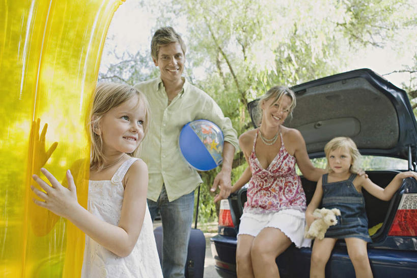 西方人,儿童,中年人,四个人,家庭,夫妻,母亲,父亲,女儿,站,坐,笑,微笑,露齿笑,横图,室外,白天,仰视,爱情,纯洁,植物,床,汽车,欧洲,欧洲人,一辆,握,服装,朦胧,模糊,塑料,浪漫,拿,拿着,注视,休闲装,车,树,树木,小孩,衣服,绿色,自然,塑料制品,交通工具,轿车,观察,看,站着,休闲,温暖,温馨,父女,母女,一家人,休闲服,气垫床,恩爱,父爱,可爱,母爱,童年,童趣,握着,恋人,充气,服饰,生长,成长,观看,和睦,察看,关注,载具,童真,烂漫,无邪,天真,男人,男性,女孩,女人,女性,中年男性,中年女性,白种人,孩子,夫妇,情侣,站立,坐着,半身,彩图,低角度拍摄,伴侣,融洽,女生