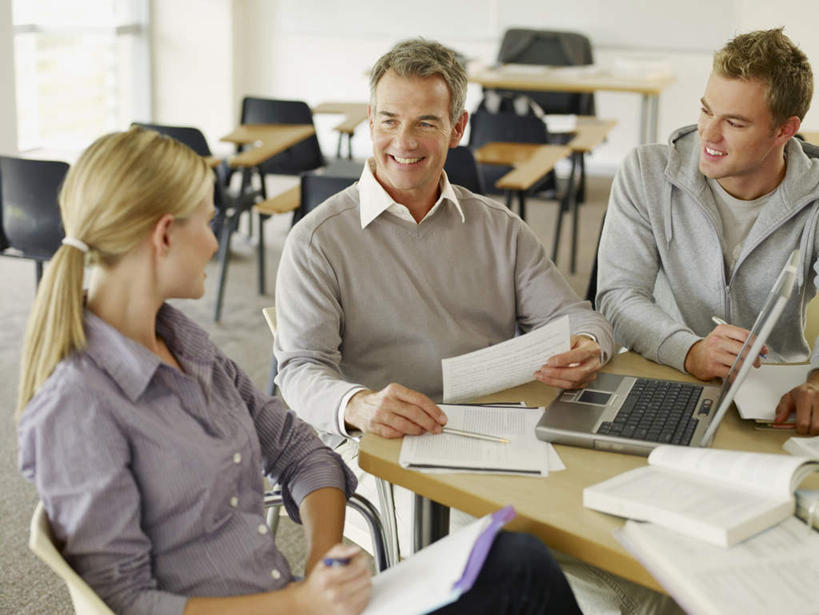 西方人,三个人,伙伴,朋友,教师,坐,笑,说,微笑,露齿笑,横图,室内,白天,正面,讨论,友谊,电脑,笔记本电脑,桌子,椅子,欧洲,欧洲人,一排,握,服装,整齐,并列,并排,网络,笔,木椅,墙,办公用品,记事本,拿,拿着,注视,休闲装,通讯设备,书桌,水笔,墙壁,墙面,文具,排列,衣服,本子,笔记本,课桌,学习用品,观察,看,休闲,同学,休闲服,握着,服饰,观看,一台,文具用品,察看,无线,校友,队列,关注,通信设备,无线网络,平行,无线上网,便携式电脑,同窗,学友,交流,友情,手提电脑,男人,男性,年轻男性,年轻女性,女人,女性,中年男性,白种人,讲师,教授,老师,沟通,讲话,交谈,商讨,说话,谈话,坐着,半身,彩图