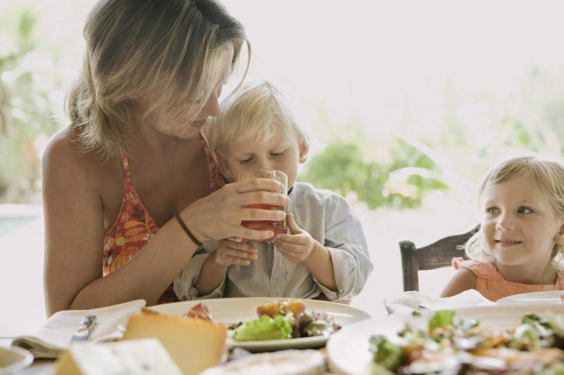 西方人,儿童,中年人,三个人,家庭,母亲,女儿,儿子,坐,笑,微笑,露齿笑,横图,室外,白天,正面,纯洁,植物,餐桌,桌子,蔬菜,杯子,餐具,欧洲,欧洲人,一堆,喝,握,堆叠,堆积,服装,朦胧,模糊,新鲜,碟子,盘,生食,蔬菜沙拉,沙拉,食品,拿,拿着,注视,休闲装,色拉,沙律,玻璃制品,树,树木,食物,小孩,衣服,绿色,自然,盘子,水杯,碟,观察,看,休闲,温暖,温馨,母女,母子,一家人,休闲服,可爱,母爱,童年,童趣,握着,服饰,有机食品,绿色食品,生长,成长,餐台,观看,色拉酱,堆,和睦,察看,关注,千岛酱,童真,烂漫,无邪,天真,男孩,男人,男性,女孩,女人,女性,中年女性,白种人,孩子,玻璃杯,坐着,半身,彩图,融洽,男生,女生
