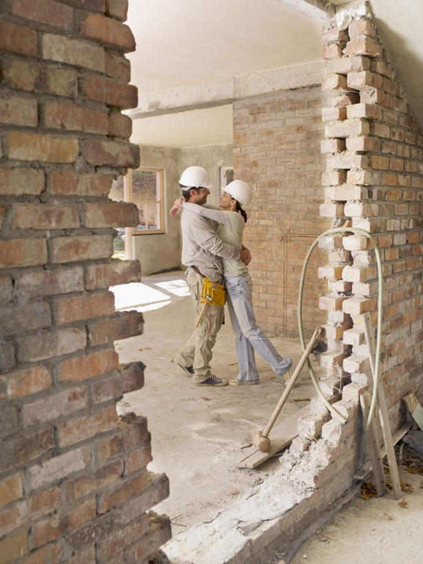 西方人,中年人,两个人,家庭,夫妻,站,抱,竖图,室内,白天,侧面,爱情,石头,帽子,欧洲,欧洲人,服装,石子,头盔,墙,浪漫,休闲装,相视,墙壁,墙面,衣服,安全帽,建筑工地,站着,休闲,温暖,温馨,一家人,面对面,休闲服,恩爱,恋人,服饰,抱着,对视,和睦,互视,搂着,相对,相看,地盘,建筑地盘,施工地盘,男人,男性,女人,女性,中年男性,中年女性,白种人,夫妇,情侣,石块,怀抱,搂,搂抱,相抱,拥抱,站立,彩图,全身,工地,伴侣,融洽