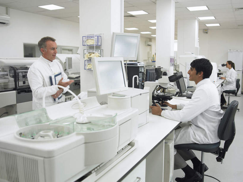 西方人,三个人,伙伴,朋友,科学家,办公室,站,坐,横图,室内,白天,侧面,工作服,制服,友谊,合作,团队,电脑,显示器,鼠标,键盘,实验,研发,仪器,家具,桌子,椅子,欧洲,欧洲人,握,服装,检查,研究,反射,分析,科学,网络,显微镜,办公桌,实验室,研究室,拿,拿着,注视,输入设备,通讯设备,衣服,会议椅,观察,看,站着,台式电脑,清晰,探索,战略,握着,服饰,放大,观看,仔细,办公椅,透镜,科研,察看,凸透镜,聚焦,衣着,科研人员,穿着,关注,化验,通信设备,研究者,检验,研究所,输出设备,科学研究者,化验室,检验室,办公家具,光学,清楚,联合,合谋,商务椅,培训椅,工作制服,衣饰,配合,协作,男人,男性,年轻男性,年轻女性,女人,女性,中年男性,白种人,科学工作者,站立,坐着,彩图,全身,工作套服