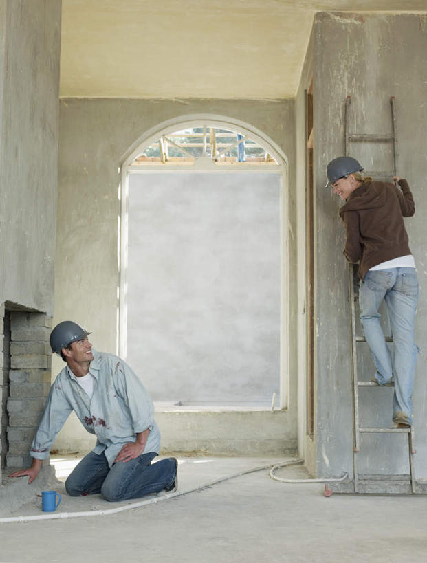 西方人,背部,两个人,站,跪,攀登,竖图,室内,白天,正面,爱情,门,杯子,帽子,欧洲,欧洲人,服装,瓷器,梯子,头盔,阶梯,木梯,墙,拱门,咖啡杯,陶瓷制品,浪漫,扭头,注视,休闲装,墙壁,墙面,衣服,安全帽,门框,建筑工地,观察,看,站着,转头,休闲,温暖,温馨,休闲服,爬,恩爱,恋人,服饰,观看,上升,和睦,察看,关注,瓷杯,登高,地盘,建筑地盘,施工地盘,男人,男性,年轻男性,年轻女性,女人,女性,白种人,情侣,跪着,攀爬,站立,彩图,全身,工地,伴侣,融洽