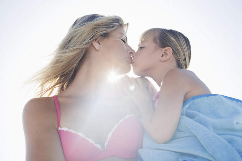 西方人,儿童,两个人,家庭,母亲,女儿,闭眼,吻,横图,室外,白天,仰视,泳装,比基尼,纯洁,欧洲,欧洲人,阴影,光线,纺织物,影子,小孩,粉色,蓝色,阳光,毛巾,清洁,温暖,温馨,母女,一家人,可爱,母爱,童年,童趣,保暖,和睦,童真,透气,烂漫,无邪,防水,储水,耐磨,吸水,天真,年轻女性,女孩,女人,女性,白种人,孩子,年轻人,闭眼睛,闭着眼,闭着眼睛,接吻,亲,亲吻,亲嘴,半身,彩图,低角度拍摄,三点式,泳衣,融洽,女生