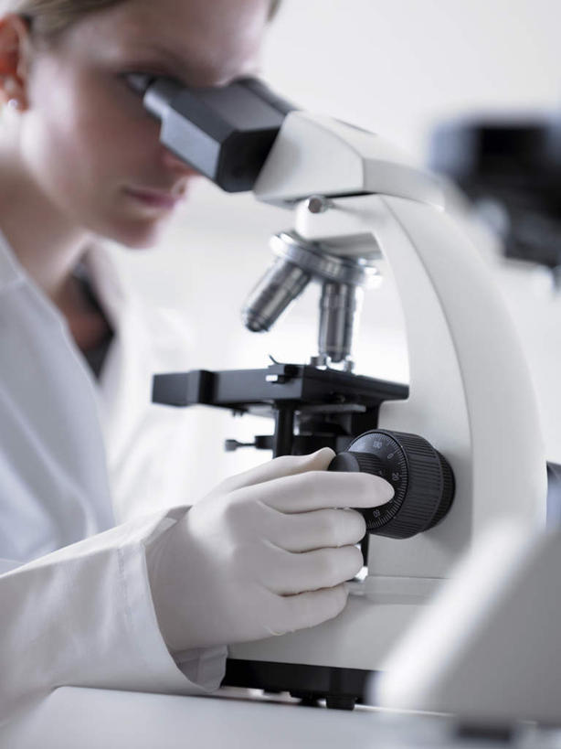 西方人,一个人,科学家,竖图,室内,白天,正面,工作服,制服,安全,实验,研发,仪器,欧洲,欧洲人,仅一个年轻女性,仅一个女性,仅一个人,握,服装,检查,朦胧,模糊,研究,反射,分析,科学,显微镜,实验室,研究室,防护,拿,拿着,注视,衣服,白色,手套,观察,看,清晰,探索,握着,服饰,放大,观看,保护,仔细,透镜,科研,察看,凸透镜,聚焦,衣着,科研人员,穿着,关注,化验,保险,研究者,检验,研究所,科学研究者,化验室,检验室,光学,保全,周全,安稳,安定,清楚,防护手套,工作制服,衣饰,平安,年轻女性,女人,女性,白种人,科学工作者,半身,彩图,工作套服