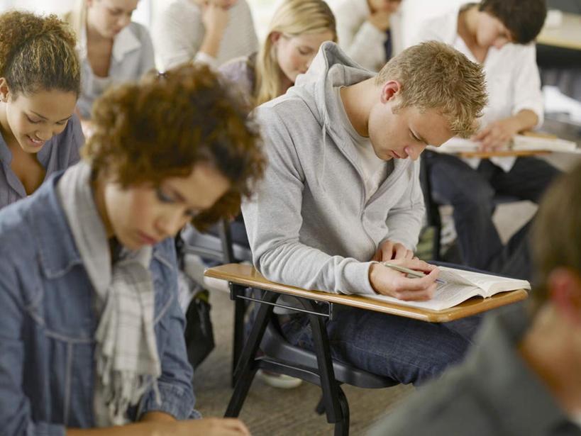 西方人,伙伴,朋友,坐,横图,室内,白天,正面,看书,阅读,友谊,桌子,书籍,椅子,欧洲,欧洲人,握,学习,服装,装饰,笔,丝巾,木椅,办公用品,记事本,许多人,拿,拿着,注视,休闲装,书桌,水笔,文具,衣服,本子,笔记本,课桌,学习用品,书本,观察,看,一群人,休闲,教室,同学,休闲服,读书,浏览,握着,服饰,观看,华丽,文具用品,点缀,察看,书写,课堂,校友,关注,衬托,美观,雅致,雅观,同窗,学友,友情,男人,男性,年轻男性,年轻女性,女人,女性,白种人,书,图书,坐着,半身,彩图