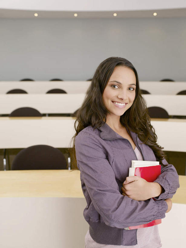 西方人,一个人,站,笑,微笑,露齿笑,竖图,室内,白天,正面,看书,阅读,桌子,书籍,椅子,欧洲,欧洲人,仅一个年轻女性,仅一个女性,仅一个人,一排,许多,握,学习,服装,整齐,并列,并排,木椅,很多,拿,拿着,注视,休闲装,书桌,排列,衣服,课桌,书本,观察,看,站着,休闲,教室,休闲服,读书,浏览,握着,服饰,观看,察看,课堂,队列,关注,平行,年轻女性,女人,女性,白种人,书,图书,站立,半身,彩图