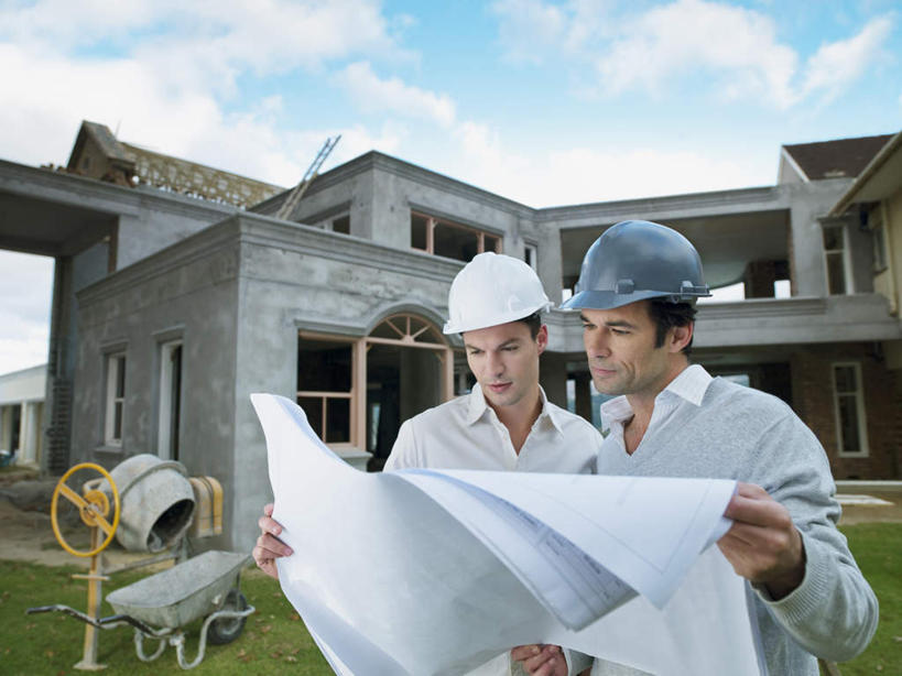 西方人,两个人,同事,商务人士,工程师,建筑工人,建筑师,商务男性,家,站,横图,室外,白天,正面,衬衫,成功,合作,团队,集体,信心,草地,草坪,植物,帽子,欧洲,欧洲人,握,阴影,套装,光线,头盔,图纸,影子,房屋,屋子,云,云朵,设计图,拿,云彩,拿着,注视,队伍,楼房,住宅,草,蓝色,绿色,白云,蓝天,天空,阳光,安全帽,建筑工地,天,观察,看,站着,握着,晴朗,观看,察看,领导,成就,关注,商务装,合伙,领袖,工程图,草图,蓝图,工薪阶层,地盘,建筑地盘,施工地盘,男人,男性,年轻男性,中年男性,白种人,白领,上班族,设计,晴空,技师,建筑工,建筑设计师,站立,半身,彩图,衬衣,房子,工地