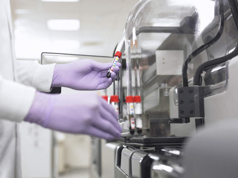 西方人,手,一个人,科学家,站,横图,室内,白天,侧面,安全,实验,研发,仪器,杯子,欧洲,欧洲人,双手,仅一个年轻女性,仅一个女性,仅一个人,握,朦胧,模糊,研究,透明,分析,科学,化学,测试,试管,实验室,研究室,防护,拿,拿着,玻璃制品,紫色,玻璃瓶,瓶子,手套,站着,手部,器皿,握着,保护,科研,科研人员,化验,保险,研究者,检验,计量,研究所,科学研究者,玻璃仪器,试验耗材,实验用品,化验室,检验室,保全,周全,安稳,安定,防护手套,平安,年轻女性,女人,女性,白种人,科学工作者,玻璃杯,站立,半身,彩图