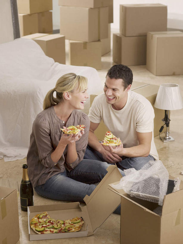 西方人,两个人,坐,笑,微笑,露齿笑,竖图,室内,白天,正面,爱情,烹饪,西餐,欧洲,欧洲人,许多,握,花纹,服装,包装,布,图案,纸箱,料理,食品,披萨,匹萨,很多,浪漫,拿,布纹,拿着,注视,休闲装,菜肴,美食,食物,衣服,容器,箱子,快餐,观察,看,休闲,温暖,温馨,休闲服,恩爱,西式,握着,恋人,服饰,佳肴,观看,搬家,布匹,和睦,察看,迁移,比萨,关注,纸板箱,西式快餐,垃圾食品,包装箱,意大利薄饼,迁居,乔迁,搬迁,男人,男性,年轻男性,年轻女性,女人,女性,白种人,情侣,坐着,半身,彩图,伴侣,融洽