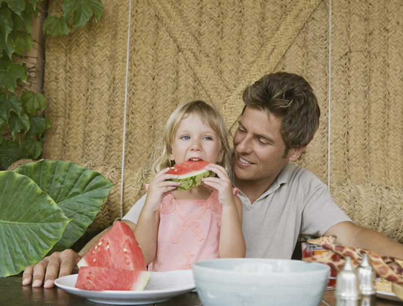 西方人,儿童,中年人,两个人,家庭,父亲,女儿,坐,笑,吃,微笑,露齿笑,横图,室外,白天,正面,纯洁,植物,餐桌,桌子,西瓜,餐具,水果,叶子,欧洲,欧洲人,切开,握,服装,新鲜,碟子,盘,陶瓷,生食,食品,果实,绿叶,陶瓷制品,拿,拿着,注视,休闲装,食物,小孩,衣服,红色,绿色,自然,盘子,容器,碟,碗,观察,看,切,休闲,温暖,温馨,父女,一家人,休闲服,嫩叶,父爱,可爱,童年,童趣,握着,服饰,有机食品,绿色食品,生长,成长,餐台,观看,储藏,和睦,察看,储存,关注,剖面,童真,烂漫,无邪,切面,天真,男人,男性,女孩,中年男性,白种人,孩子,叶,叶片,寒瓜,嚼,食,坐着,半身,彩图,融洽,贮存,女生