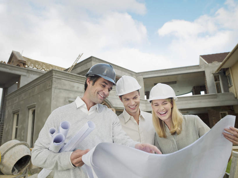 西方人,三个人,同事,工程师,建筑工人,建筑师,家,站,横图,室外,白天,仰视,成功,合作,团队,集体,信心,草地,草坪,植物,帽子,欧洲,欧洲人,握,阴影,光线,头盔,图纸,影子,房屋,屋子,云,云朵,设计图,拿,云彩,拿着,注视,队伍,楼房,住宅,草,蓝色,绿色,白云,蓝天,天空,阳光,安全帽,建筑工地,天,观察,看,站着,握着,晴朗,观看,察看,领导,成就,关注,合伙,领袖,工程图,草图,蓝图,地盘,建筑地盘,施工地盘,男人,男性,年轻男性,年轻女性,女人,女性,中年男性,白种人,设计,晴空,技师,建筑工,建筑设计师,站立,半身,彩图,低角度拍摄,房子,工地