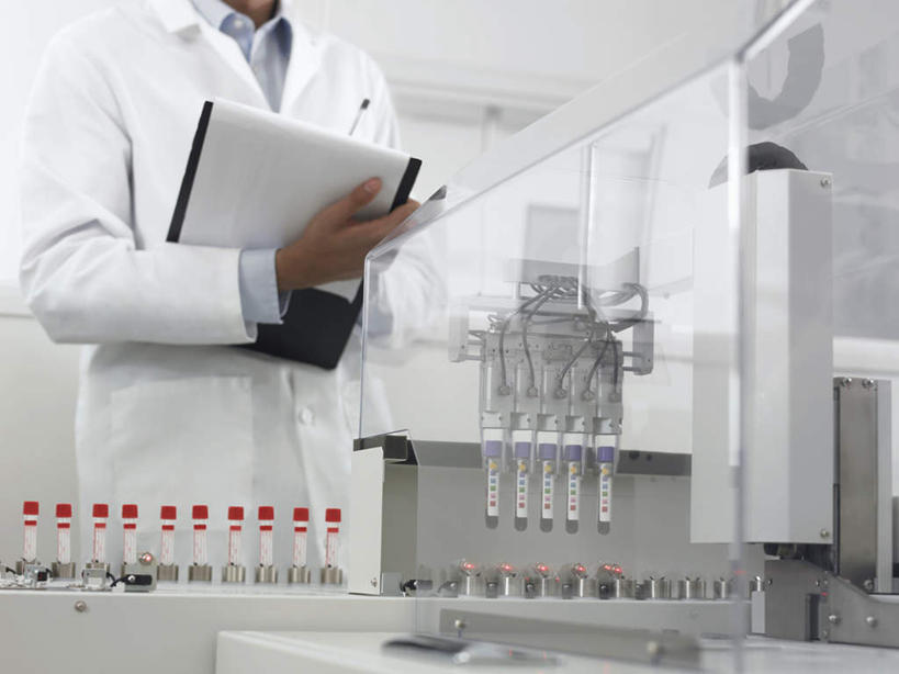 西方人,一个人,科学家,站,横图,室内,白天,仰视,工作服,制服,实验,研发,仪器,杯子,欧洲,欧洲人,仅一个男性,仅一个人,一排,握,服装,研究,整齐,并列,并排,透明,分析,科学,化学,测试,笔,材料,档案,试管,文件,纸,实验室,研究室,办公用品,拿,拿着,水笔,玻璃制品,文具,排列,仅一个年轻男性,衣服,玻璃瓶,瓶子,手稿,学习用品,资料,站着,器皿,握着,服饰,文具用品,证明,科研,衣着,科研人员,穿着,队列,文档,化验,研究者,检验,平行,计量,研究所,科学研究者,玻璃仪器,试验耗材,实验用品,化验室,检验室,工作制服,衣饰,男人,男性,年轻男性,白种人,科学工作者,玻璃杯,站立,半身,彩图,低角度拍摄,工作套服