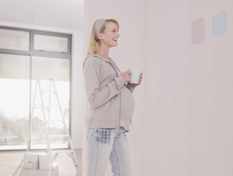 西方人,孕妇,一个人,站,笑,微笑,露齿笑,横图,室内,白天,侧面,窗户,杯子,欧洲,欧洲人,仅一个年轻女性,仅一个女性,仅一个人,握,服装,瓷器,墙,咖啡杯,陶瓷制品,系统,拿,拿着,注视,休闲装,玻璃窗,墙壁,墙面,衣服,观察,看,站着,休闲,怀孕,休闲服,比较,色彩,颜色,握着,服饰,对比,观看,色阶卡,色卡,颜色卡,色板,察看,待产,关注,瓷杯,选择,标准,比色卡,妊娠,准妈妈,色标卡,年轻女性,女人,女性,白种人,产妇,站立,半身,彩图