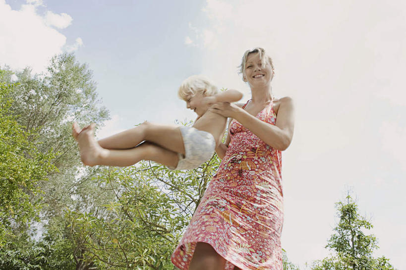 西方人,儿童,中年人,两个人,家庭,母亲,儿子,站,抱,笑,微笑,露齿笑,横图,室外,白天,仰视,裙子,纯洁,植物,欧洲,欧洲人,阴影,连衣裙,光线,影子,云,云朵,云彩,注视,树,树木,小孩,蓝色,绿色,白云,蓝天,天空,阳光,自然,天,观察,看,站着,温暖,温馨,母子,一家人,可爱,母爱,童年,童趣,生长,晴朗,成长,抱着,观看,和睦,察看,搂着,关注,童真,烂漫,无邪,天真,男孩,女人,女性,中年女性,白种人,孩子,晴空,怀抱,搂,搂抱,相抱,拥抱,站立,半身,彩图,低角度拍摄,融洽,男生